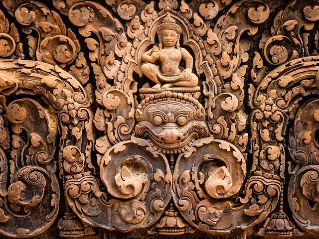 Primo piano degli intricati intagli in arenaria rossa del tempio di Banteay Srei
