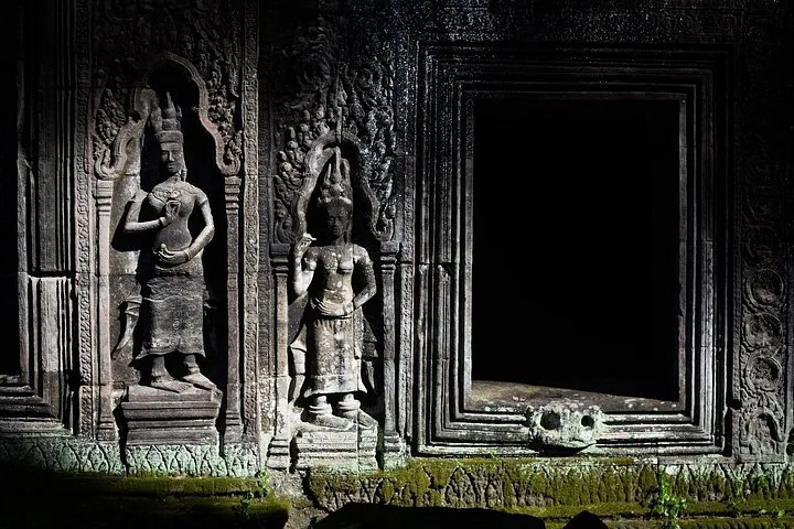 Reliefs weiblicher Gottheiten an den Wänden von Banteay Srei