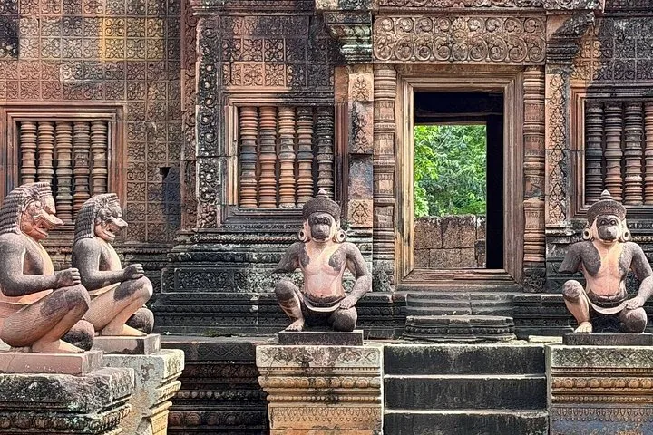 Detaillierte Ansicht der Affenwächterstatuen am Eingang des Banteay-Srei-Tempels